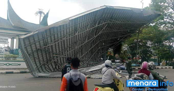 Atap Podium Lapangan Kantin Rubuh, Ini Penyebabnya