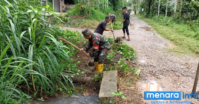 Antisipasi Banjir, Babinsa Nagari Batu Payung Bersama Lapisan Masyarakat melaksanakan...