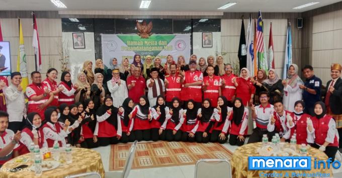 Foto bersama Bulan Sabit Merah Malaysia, Universiti Sains...