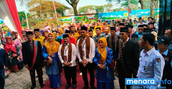 Arak-Arakan Ribuan Pendukung Antar Pasangan Almaisyar dan Joni Hendri Mendaftar ke KPU...