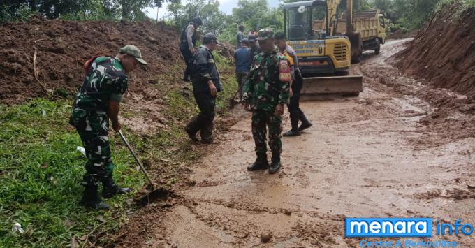 Babinsa 01 Payakumbuh Bersama Dinas PUPR Bersihkan Material Longsor Yang Menutupi Badan...