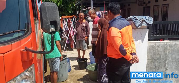 BPBD Kota Padang Distribusikan Bantuan Air Bersih Untuk Masyarakat Perumahan Griya Emya...