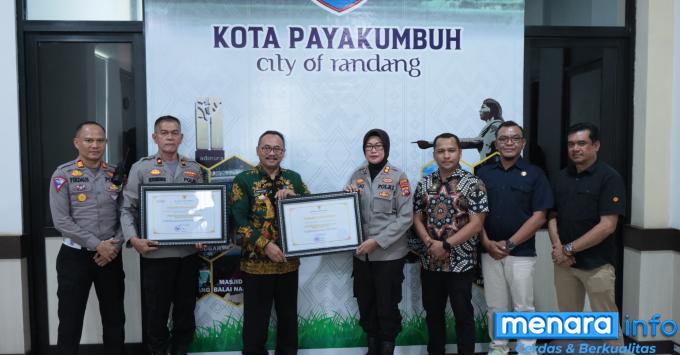 Dalam Rangka Peringatan Hari Bhayangkara Ke-78,Pj Wali Kota Payakumbuh Memberikan Dua...