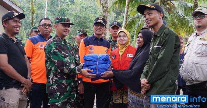 Dandim 0306/50 Kota Bersama Bupati Tinjau dan Serahkan Bantuan Sosial Untuk Korban Banjir...