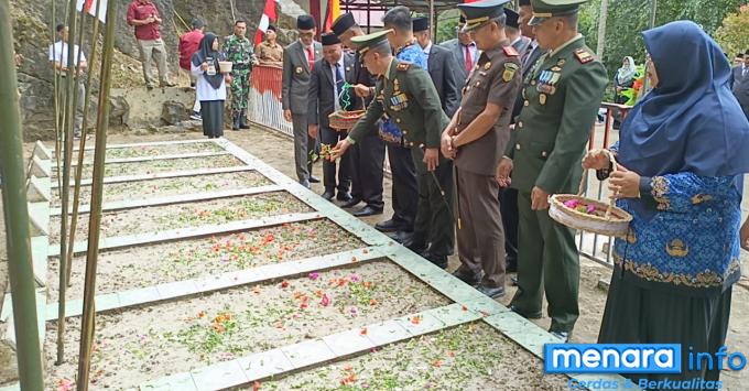 Dandim 0306/50 Kota Hadiri Ziarah Dan Tabur Bunga di Monumen Gugurnya 9 Syuhada