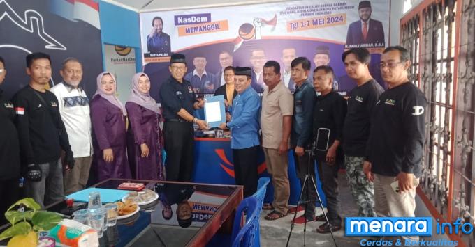 Falevi Mazni Datuak Bandaro Nan Balidah Kembalikan Berkas Pencalonan Bakal Calon Walikota...