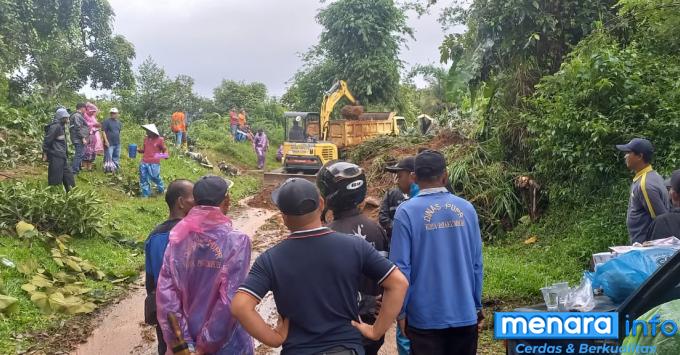 Intensitas hujan yang cukup tinggi, Tebing Di Kapalo Koto Ampangan Longsor Sebabkan Akses...