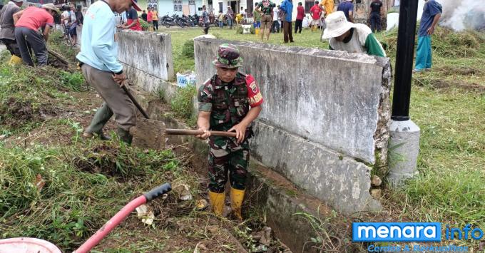 Manfaatkan Hari Libur, Koramil 04 Luak Ajak Warga Gotong Royong Bersihkan Saluran Air