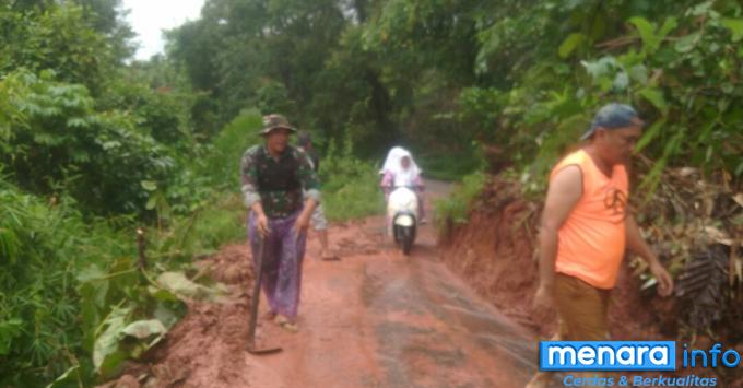 Material Longsor Tutupi Badan Jalan, Babinsa Bersama Dinas PUPR Dan Dibantu Warga Lakukan...