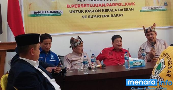 Pasangan Calon Gubernur dan Wakil Gubernur Sumbar Epyardi - Ekos Mendaftar ke KPU