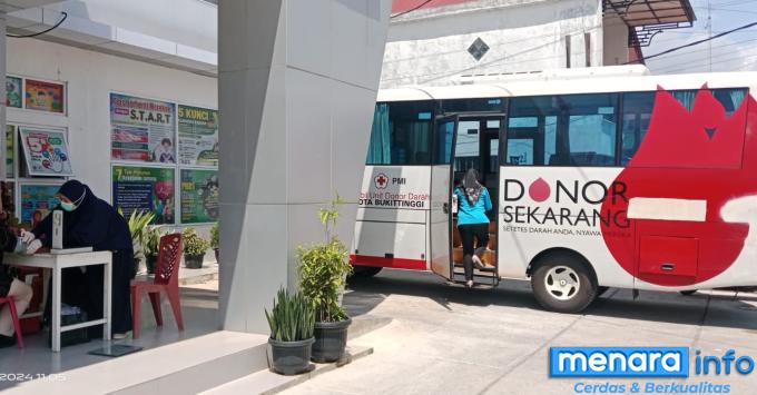 Mobil Bus Donor Darah PMI Bukittinggi sedang menunaikan...