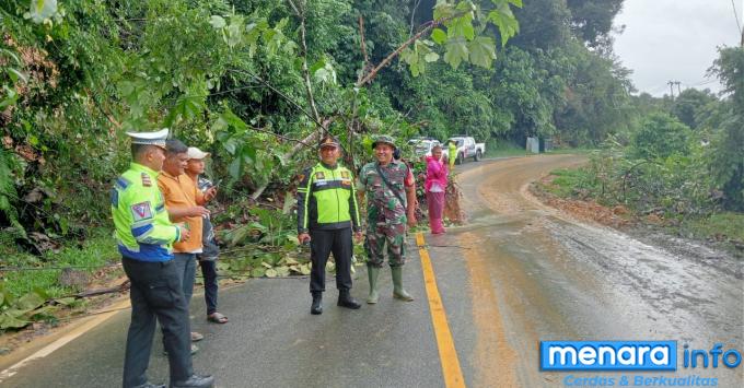 Tanggap Bencana, Kodim 0306/50 Kota Terjunkan Personil Ke Lokasi Longsor Ruas jalan...