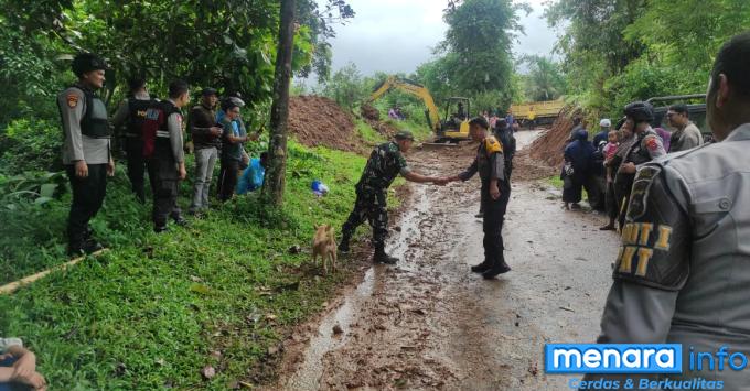 Tanggap Bencana, Personil Polres Payakumbuh Bantu Warga Amankan dan Bersihkan Material...