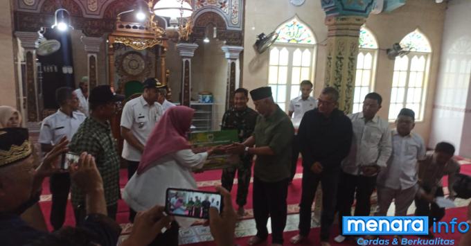 Wakili Dandim, Plt Danramil 02 Pangkalan Dampingi Gubernur Sumbar Serahkan Bantuan Kepada...