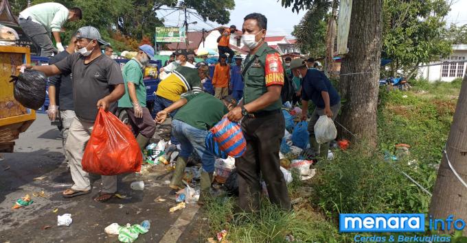 Wujud Kepedulian Terhadap Lingkungan, Babinsa Bersama Warga Bersihkan Tumpukan Sampah...