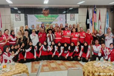 Foto bersama Bulan Sabit Merah Malaysia, Universiti Sains...