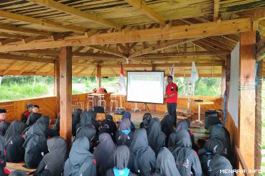 Siswa MTsN 7 Agam Kabupaten Limapuluh Kota sedang mengikuti...