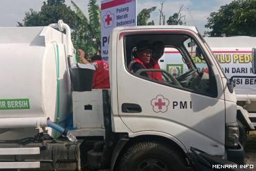 Relawan PMI mobil tangki air bersih dari Banten, ikut serta...