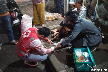 Relaman team medis PMI Kota Bukittinggi sedang melakukan...