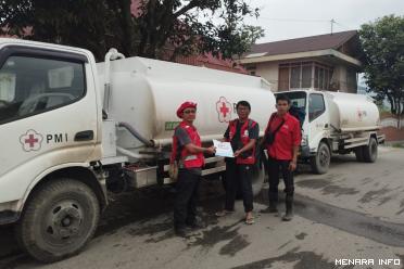 Bantuan 2 unit mobil tangki air bersih dari PMI Pusat untuk...