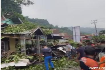 Pohon tumbang timpa empat unit rumah warga di Gates Rabu...