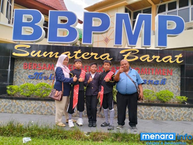 Peserta SDN 16 Tarok Dipo Bukittinggi foto bersama Kepala Sekolah Nurhayati dan Ketua Komite Syahrial