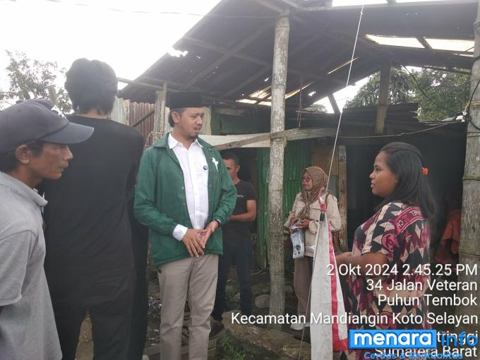 Erman Safar Calon Walikota Bukittinggi dengan nomor urut 3, saat berbincang dengan warga Puhun Tembok, untuk menyempurnakan program yang telah dilaksanakan, jika terpilih kembali menjadi Walikota Bukittinggi periode 2025-2030