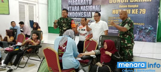 Dandim Letkol Arm Bayu Ardhitya Nugroho, SH., M.Han.  bersama perwakilan Saudagar Minang, Nofrizon, saat meinjau acara donor darah di Makodim 0304/Agam