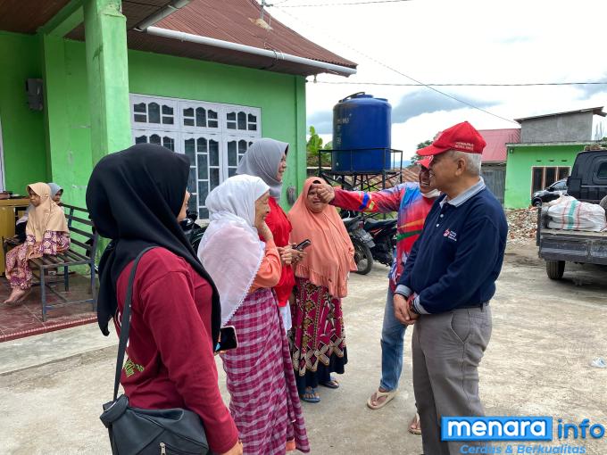 Aristo Munandar berbincang dengan penghuni panti asuhan, Sabtu (02/11/2024)