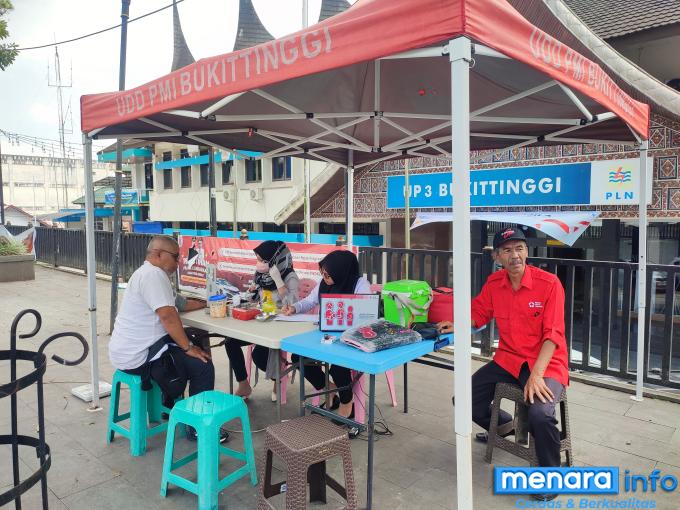 Pemeriksaan kesehatan dilakukan team medis PMi Kota Bukittinggi sebelum melakukan pengambilan darah