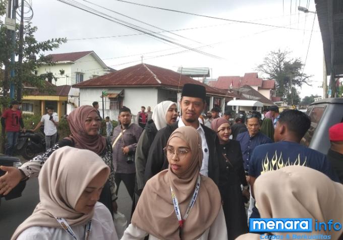 Bacalon Erman Safar, didampingi, Wakil Ketua DPRD Bukittinggi, Beni Yusrial.