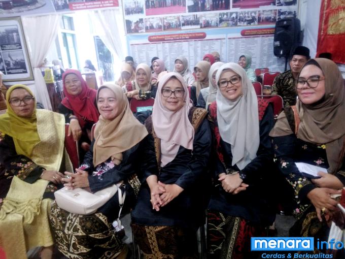 Peserta diikuti oleh. Para guru   kepala sekolah dari MKKS kota Bukittinghi, Padang Panjang, dan Kabupaten Agam / N