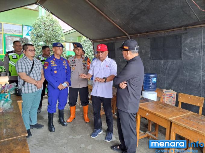 Gubernur Bengkulu, Rohidin Mersyah berdialog dengan Ketua PMI Bukittinggi, mendengarkan penjelasan tentang dampak banjir bandang di Jorong Galuang, Nagari Sungai Pua, Kabupaten Agam