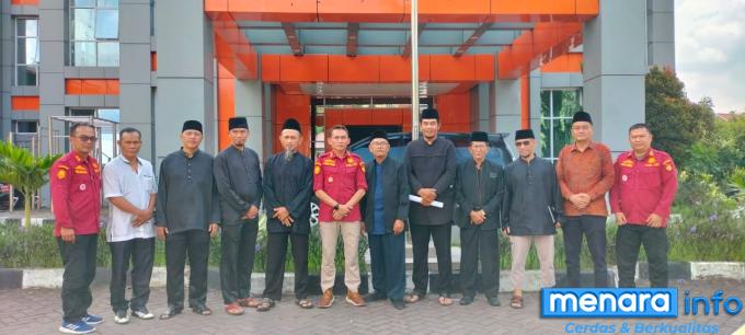 Kasatpol PP Bukittinggi, Joni Feri dan jajaran foto bersama Ninik Mamak Kurai, Pengurus KAN Kurai Limo Jorong, serta Parik Paga Nagari Kurai