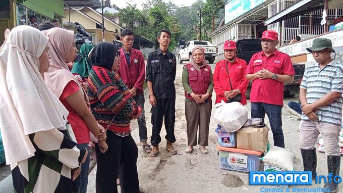 Ketua PMI Kota Bukittinggi, Chairunnas mengantarkan langsung bantuan terhadap warga Ngarai, Bukittinggi yang terdampak banjir