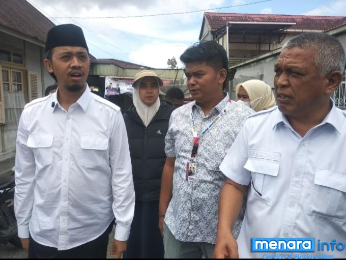 Cawako Erman Safar, ditemani Ketua PMI Bukittinggi, H.Chairunnas.