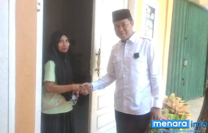 Heldo Aura, saat kunjungi rumah ibu Resti di Anak Air Bukittinggi.