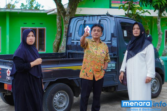 Kepala Markas PMI, Ahmad Jais, Bunda Yeni dan pengelola Panti Asuhan sedang meninjau lokasi untuk pipanisasi Panti Asuhan