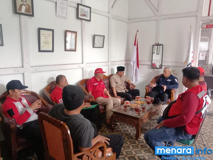 Aristo Munandar dan PMI Sumbar diskusi dan monitoring Tanggap Darurat Bencana, di ruang pertemuan PMI Padang Panjang