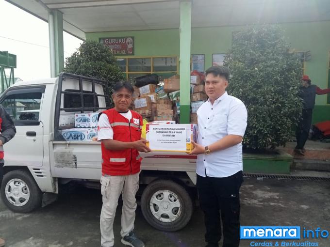 Koordinator lapangan, Ahmad Jais menerima bantuan dari masyarakat untuk warga terdampak bencana alam banjir bandang lahar dingin di Kabupaten Agam