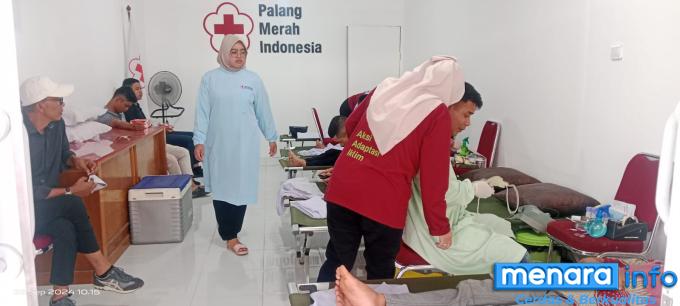 Donor darah masal pada acara puncak HUT PMI ke 79 yang diadakan PMI Kota Bukittinggi di Markas PMI Kota Bukittinggi