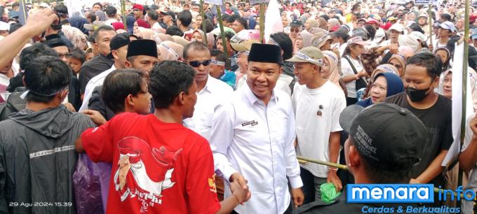 Calon Wakil Walikota Bukittinggi Heldo Aura berada di kerumunan warga, Kamis (29/8/2024)