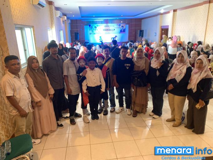 Peserta SDN 16 Tarok Dipo foto bersama Kepala Sekolah, Guru, Staf dan Komite