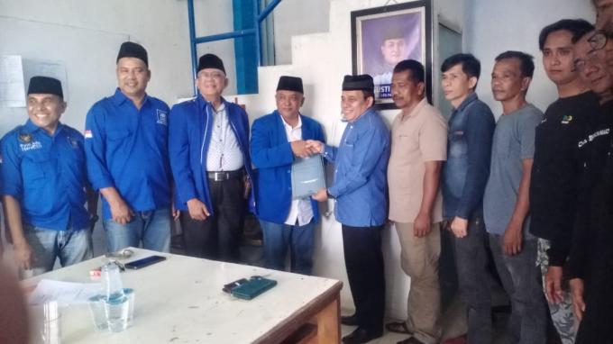 Falevi Mazni Datuak Bandaro Nan Balidah Kembalikan Berkas Pencalonan Bakal Calon Walikota ke Partai NasDem Dan PAN