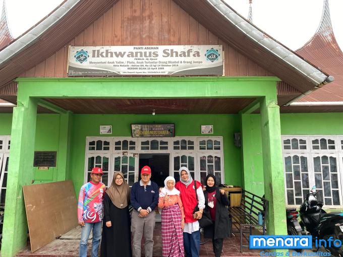 Aristo Munandar foto bersama penghuni panti asuhan, owner BPS Bunda Hj. Yenni dan Ahmad Jais