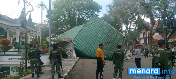 Beberapa personil TNI terlihat berjaga-jaga di lokasi untuk pengamanan