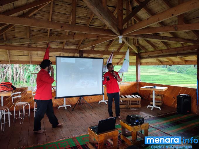 Beberapa orang Tim Relawan PMI Bukittinggi diterjunkan untuk melatih Siswa MTsN 7 Agam, Limapuluh Kota