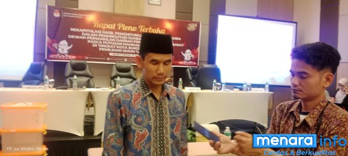 Ketua KPU Kota Bukittinggi Satria Putra di sela-sela Rapat Pleno Terbuka KPU