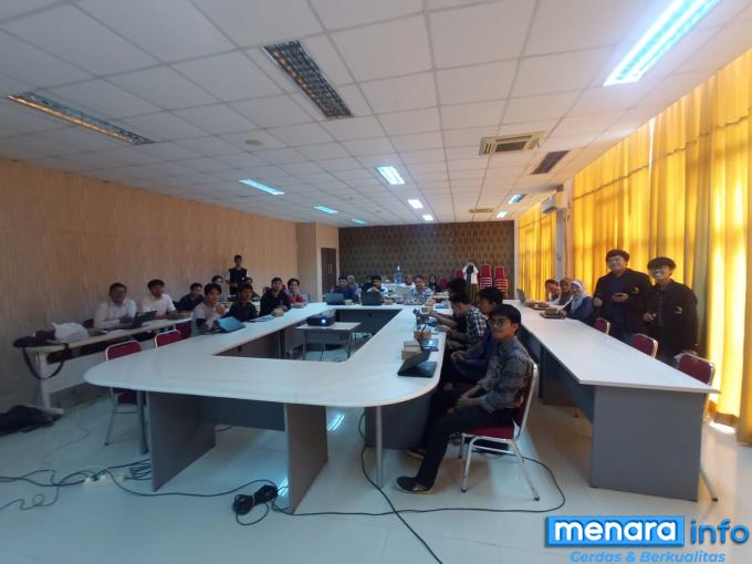 Mahasiswa dengan fokus mendengarkan nara sumber dalam Workshop Teleskop Robotik