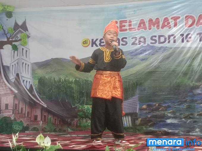 Penampilan Yusuf menyanyikan lagu Minang berjudul Ayah